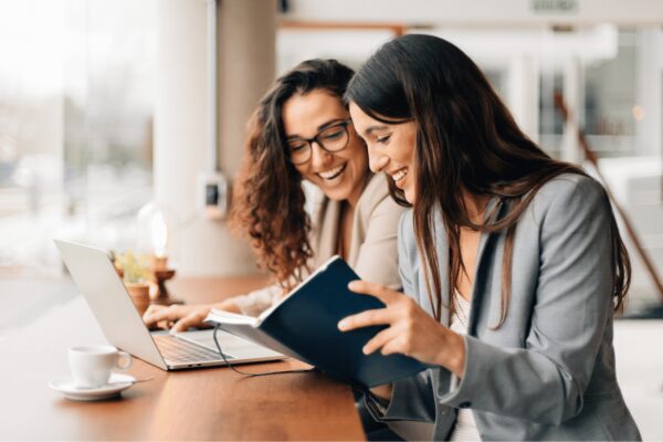 Vrouwen aan bureau 2