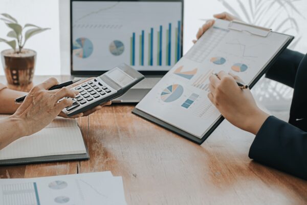 Bureau met rekenmachine en tabel